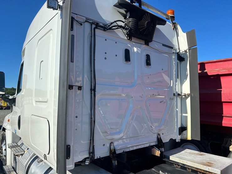 2017-freightliner-cascadia-125-image-43
