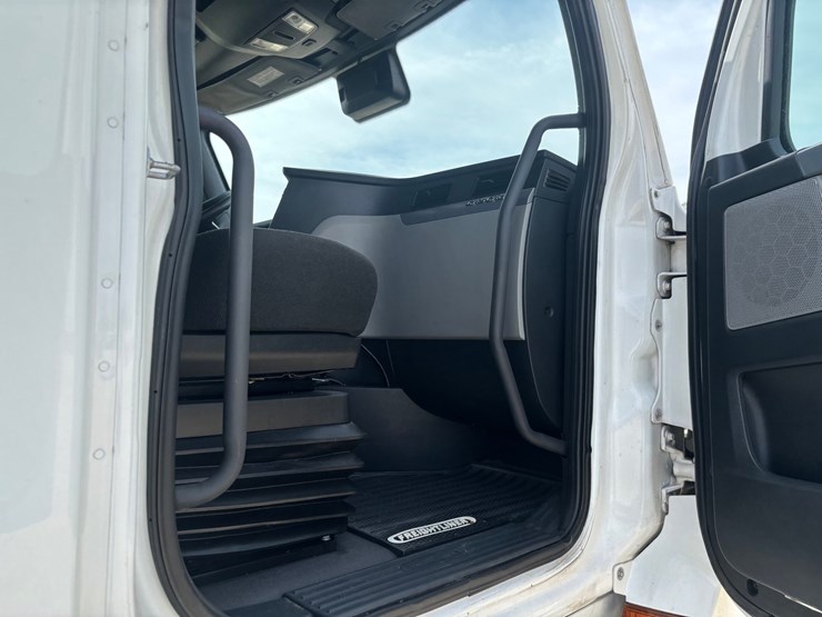 2022-freightliner-cascadia-126-image-49