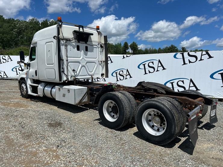#60944-•-2016-freightliner-125-sleeper-cab-truck-tractor-image-3