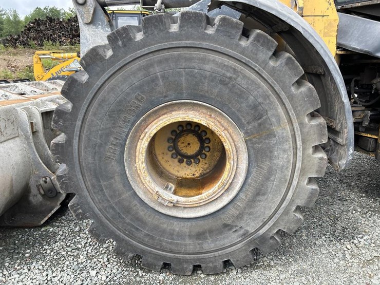 2014-deere-824k-image-78