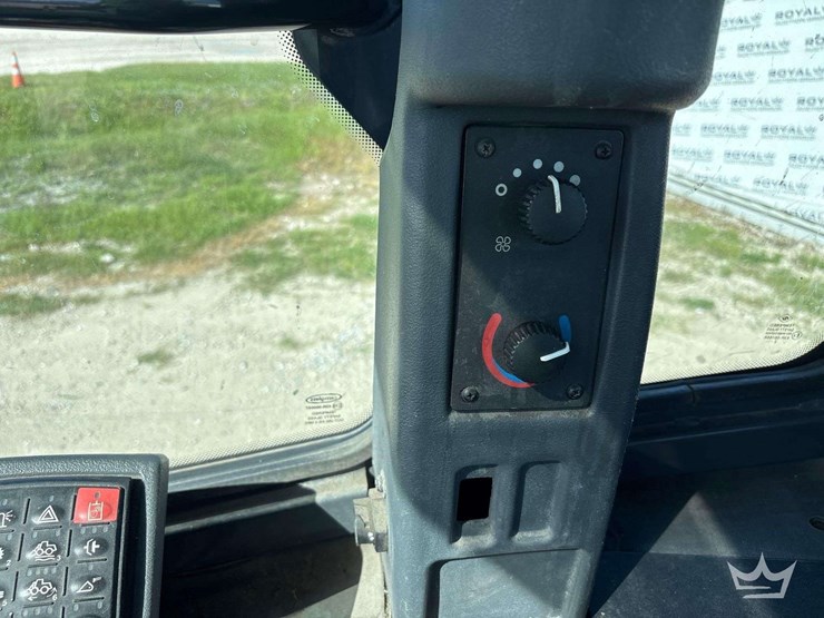 2014-deere-644k-image-26