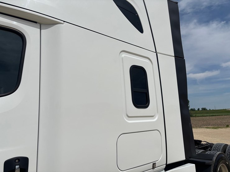 2021-freightliner-cascadia-126-image-12