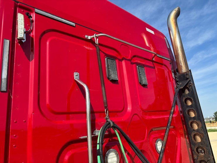 2017-freightliner-cascadia-125-image-68