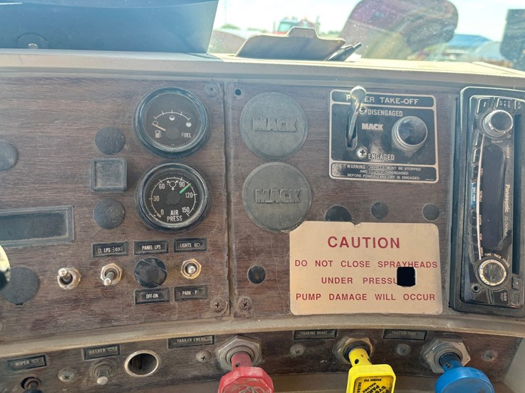 #2174-•-1984-mack-dm660-tandem-axle-dump-truck-image-38