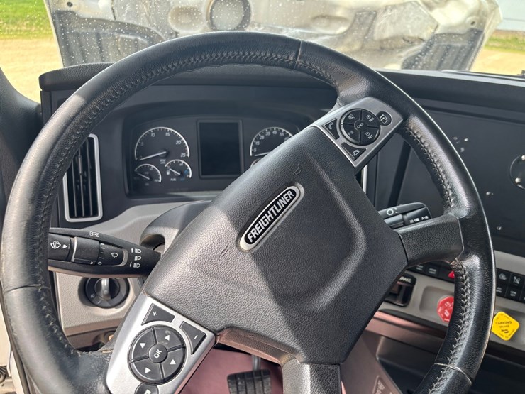 2021-freightliner-cascadia-126-image-57