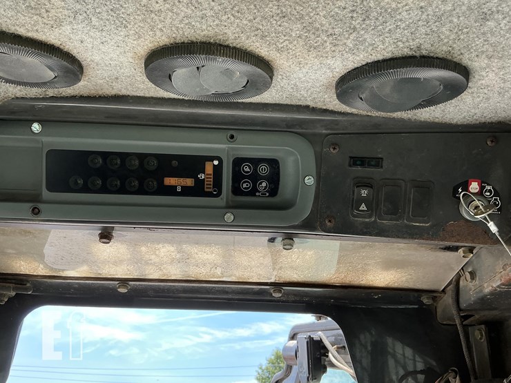 2005-new-holland-ls185b-image-14