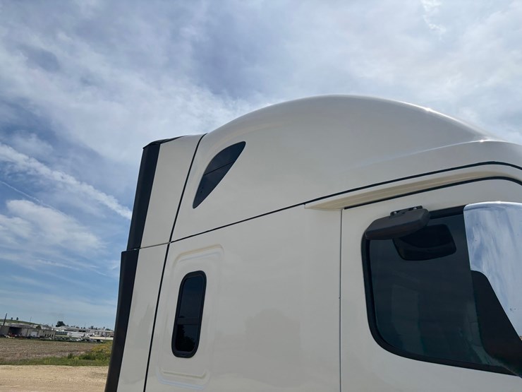 2021-freightliner-cascadia-126-image-30