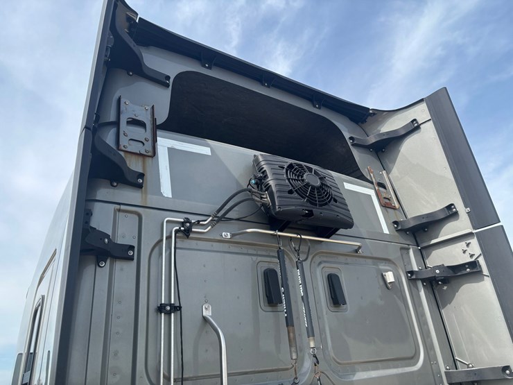 #2164-•-2022-freightliner-cascadia-pt126slp-sleeper-cab-truck-tractor-image-18