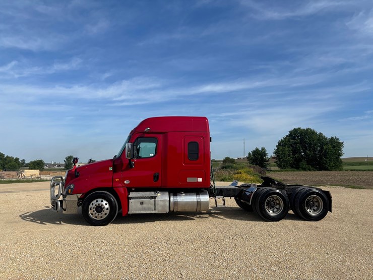 2017-freightliner-cascadia-125-image-2
