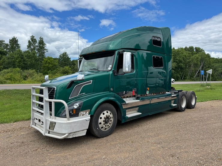#1858-•-2007-volvo-10th-anniversary-series-sleeper-cab-truck-tractor-image-1