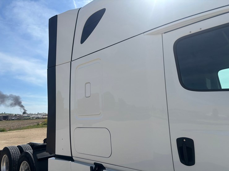 2022-freightliner-cascadia-126-image-31