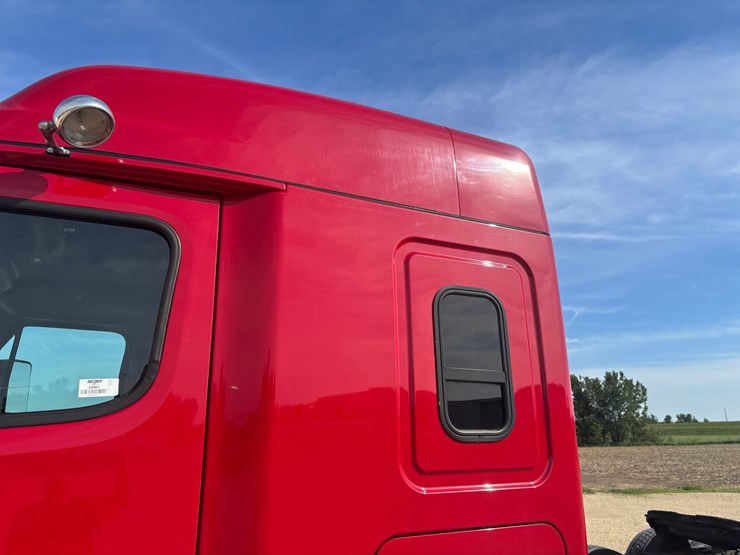 2017-freightliner-cascadia-125-image-10