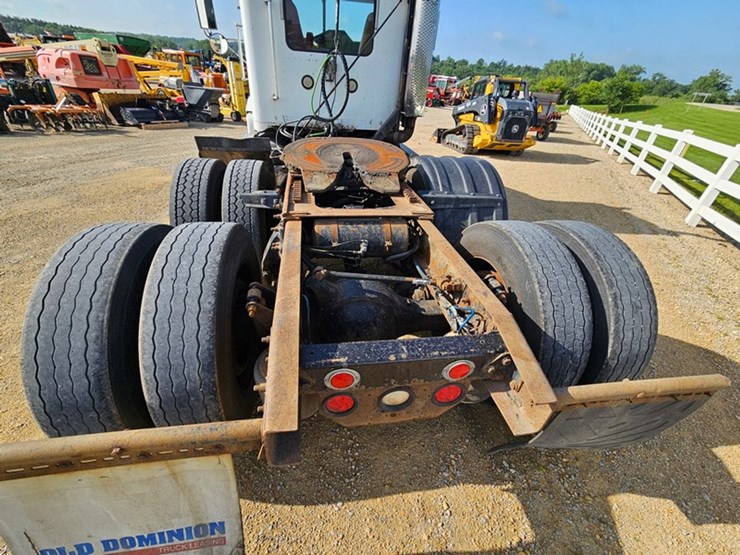 2001-freightliner-fld120-image-18
