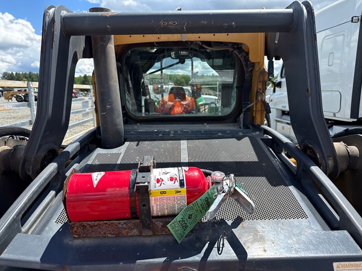 2015-deere-320e-image-22