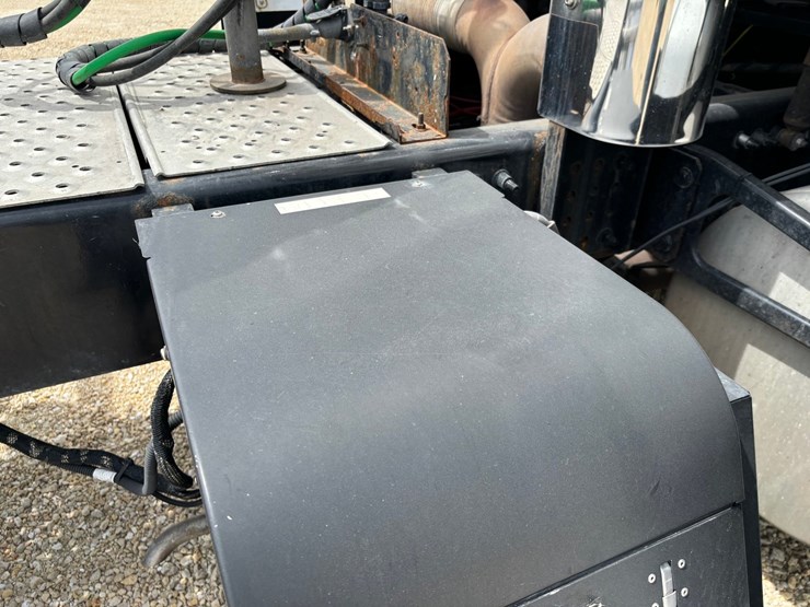 2020-western-star-5700xe-image-117