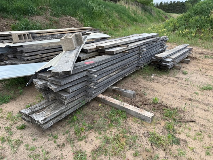 #1762-•-rough-sawn-oak-lumber-image-1