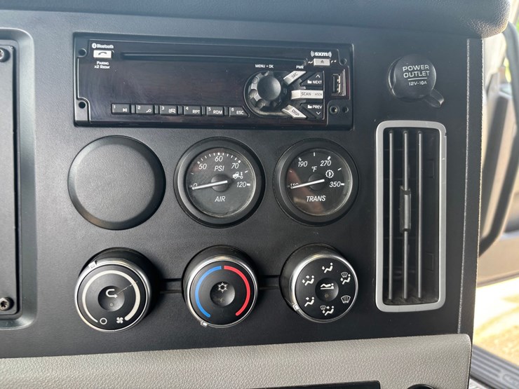 2021-freightliner-cascadia-126-image-54