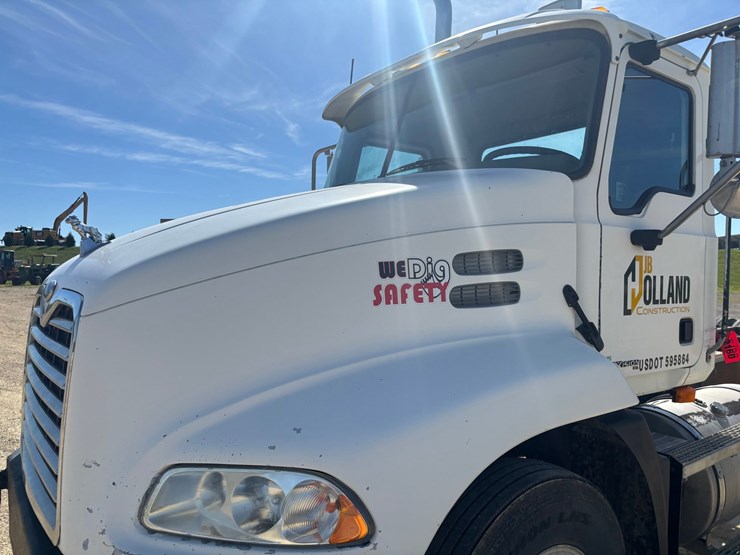 #2160-•-2000-mack-cxn-613-vision-cab-chassis-image-8