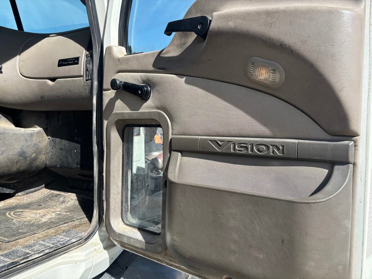 #2160-•-2000-mack-cxn-613-vision-cab-chassis-image-40