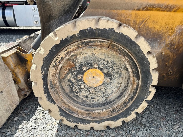 2015-deere-320e-image-47