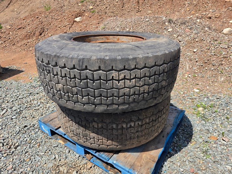 #6026-•-(2)-goodyear-g286-425/65r22.5-tires-w/rims-image-1