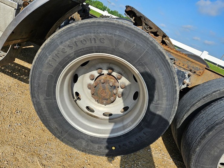 2001-freightliner-fld120-image-54