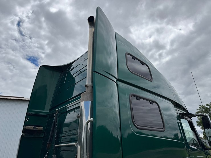 #1858-•-2007-volvo-10th-anniversary-series-sleeper-cab-truck-tractor-image-24
