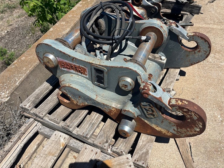 #2157-•-liebherr-936-quick-attach-mounting-plate-image-3