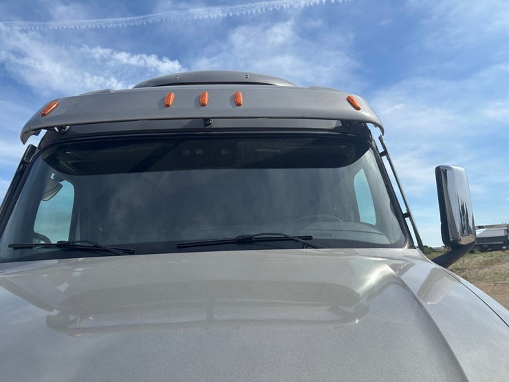 #2164-•-2022-freightliner-cascadia-pt126slp-sleeper-cab-truck-tractor-image-26