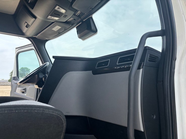 2021-freightliner-cascadia-126-image-49