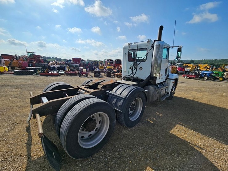 2001-freightliner-fld120-image-6