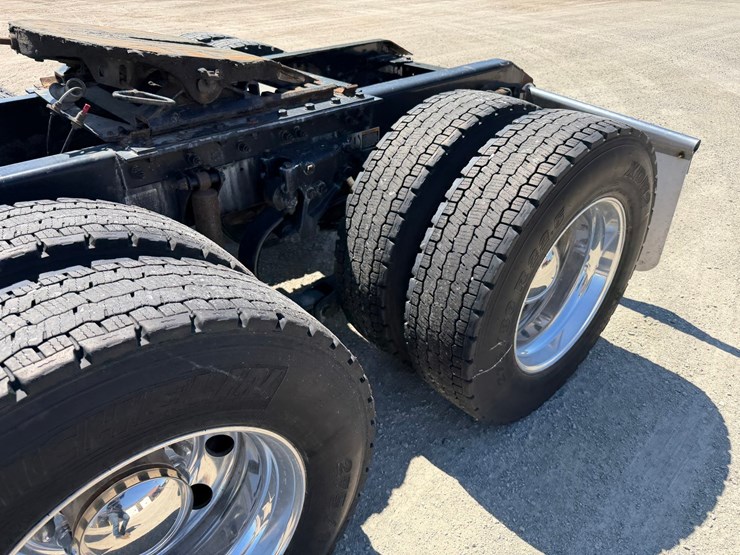2018-kenworth-t680-image-16