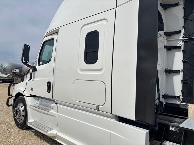 2021-freightliner-cascadia-126-image-14