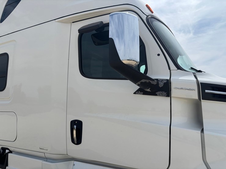 2021-freightliner-cascadia-126-image-29