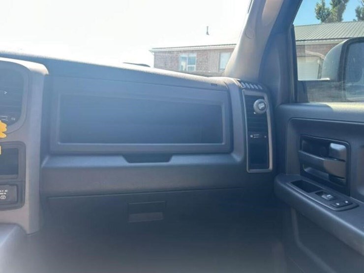 2021-ram-1500-classic-image-21