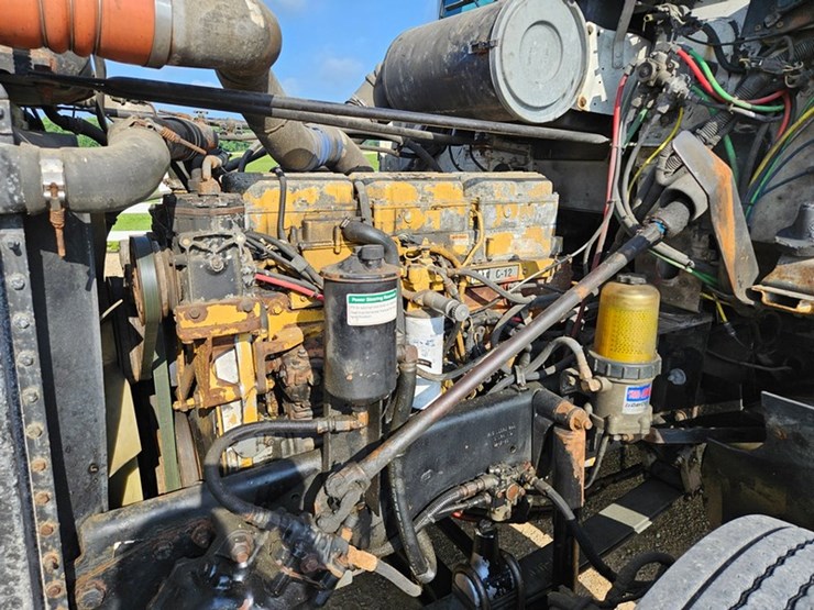 2001-freightliner-fld120-image-11
