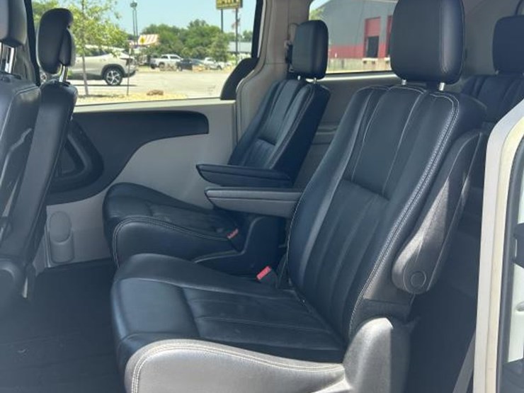 2014-chrysler-town-&-country-image-15