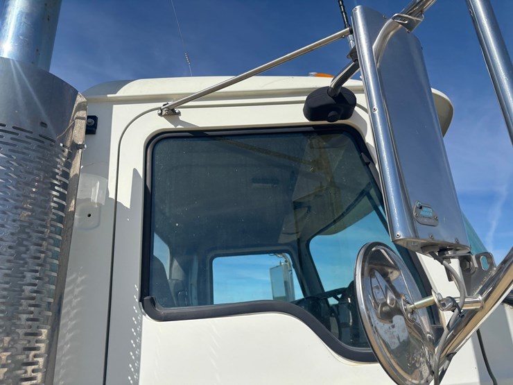 #2160-•-2000-mack-cxn-613-vision-cab-chassis-image-26