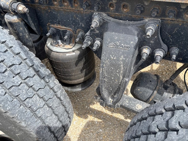 2020-western-star-5700xe-image-88