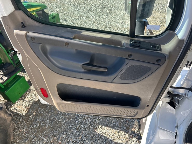 2017-freightliner-cascadia-125-image-92