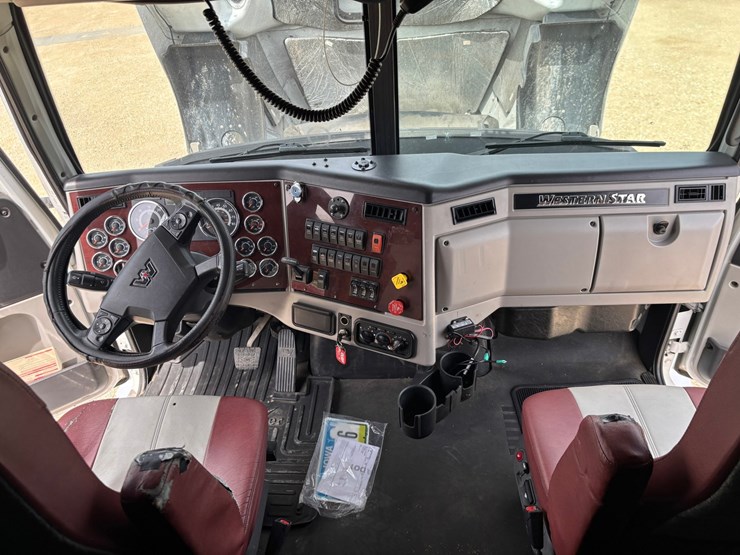 2020-western-star-5700xe-image-72