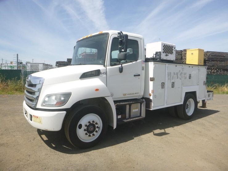 2015-hino-268-image-1