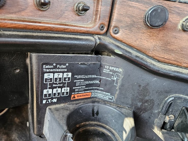 2001-freightliner-fld120-image-41