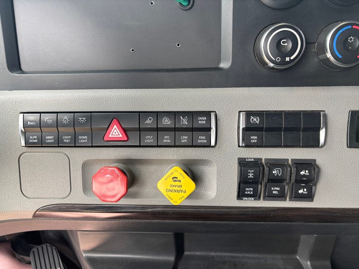 2021-freightliner-cascadia-126-image-52