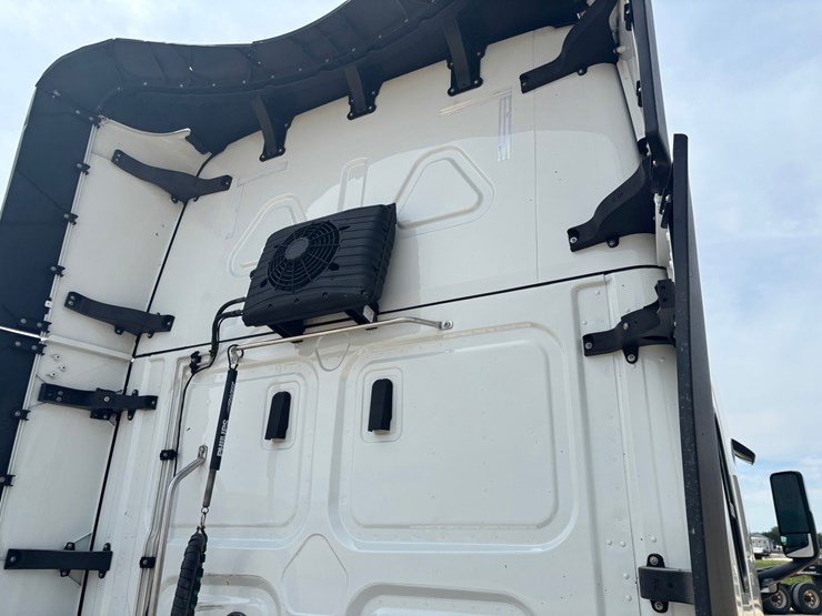 2021-freightliner-cascadia-126-image-34