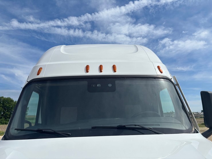2022-freightliner-cascadia-126-image-24