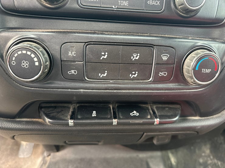 2015-chevrolet-silverado-2500hd-image-37