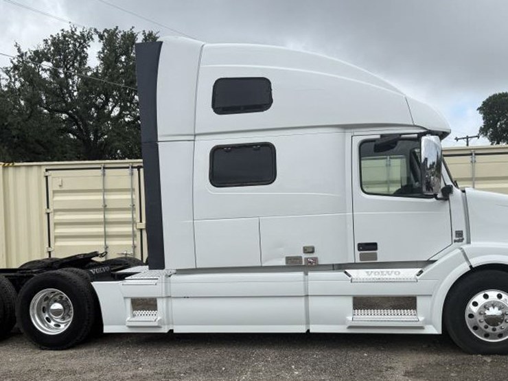 #14-•-2013-volvo-tractor-truck-730-model-image-6