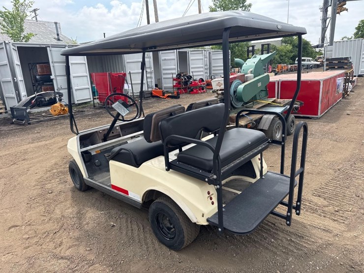 club-car-4-seat-gas-golfcart-image-5
