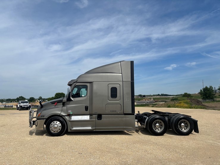 #2164-•-2022-freightliner-cascadia-pt126slp-sleeper-cab-truck-tractor-image-2